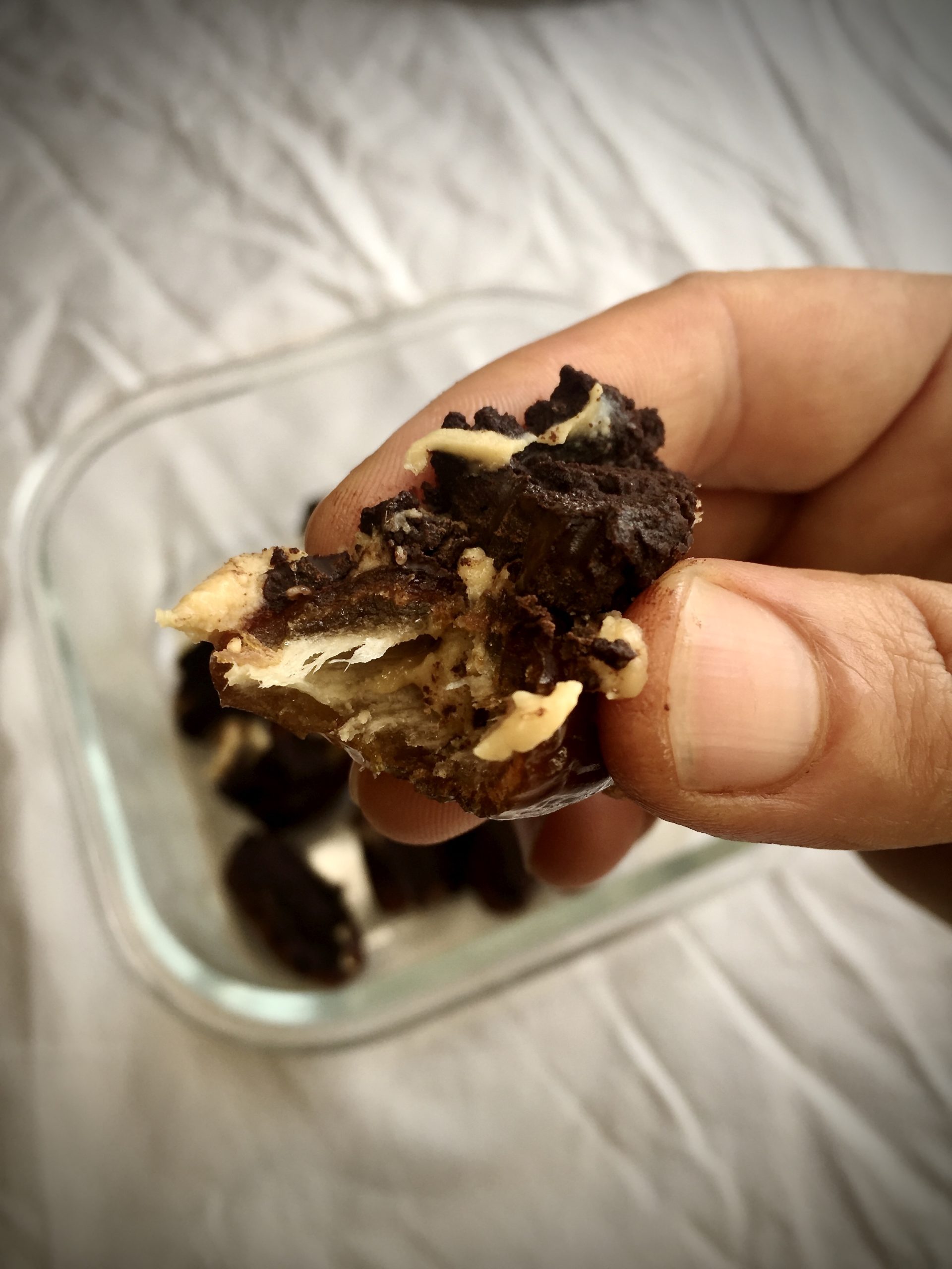 Bonbons des dattes. Dattes avec beurre de cacahuète et chocolat noir fondu. Dieteticienne Nutritionniste Aveyron Lot Mar Bordanova